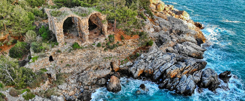 Küstenblick auf Gazipaşa, Türkei, mit Mittelmeer, Sandstränden und umliegender Natur.