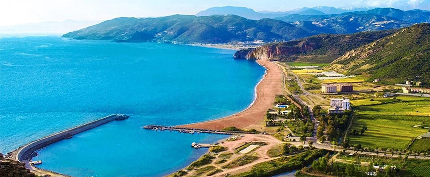 Moderne Wohnanlagen in Gazipaşa, Türkei, mit Blick auf grüne Natur und das Taurusgebirge.