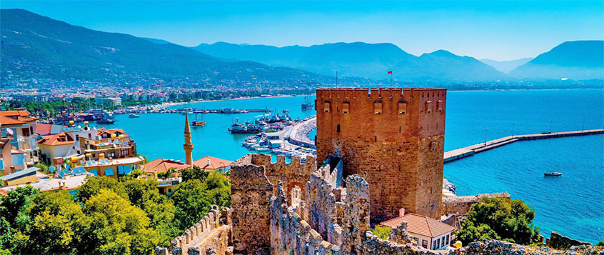 Historisk Rødt Tårn i Alanya har utsikt over havnen og Taurusfjellene