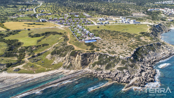 Häuser am Meer in der Nähe des Luxus-Golfplatzes an der Riviera von Kyrenia
