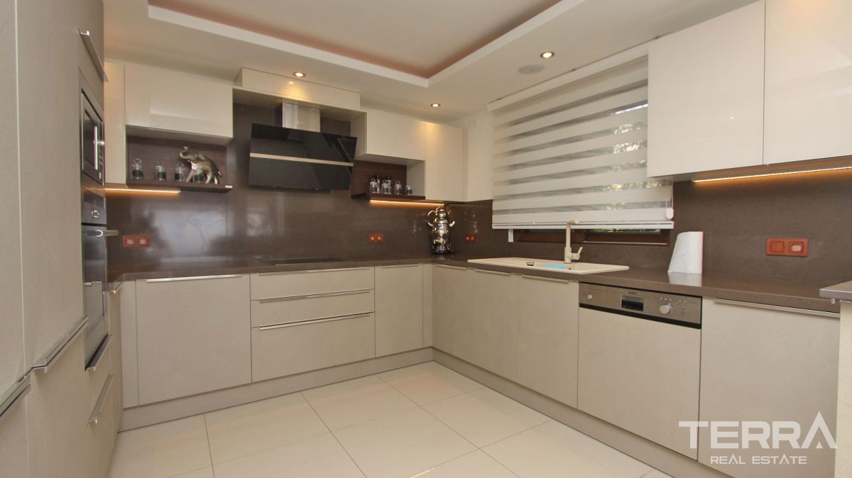 Stunning Villa with Panoramic Sea and City Views in Alanya Bektaş - 22840