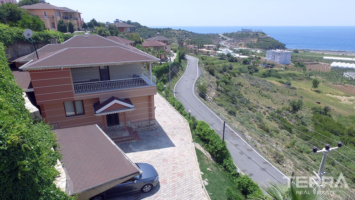 Gazipaşa'da Deniz Manzaralı Komple Eşyalı Villa