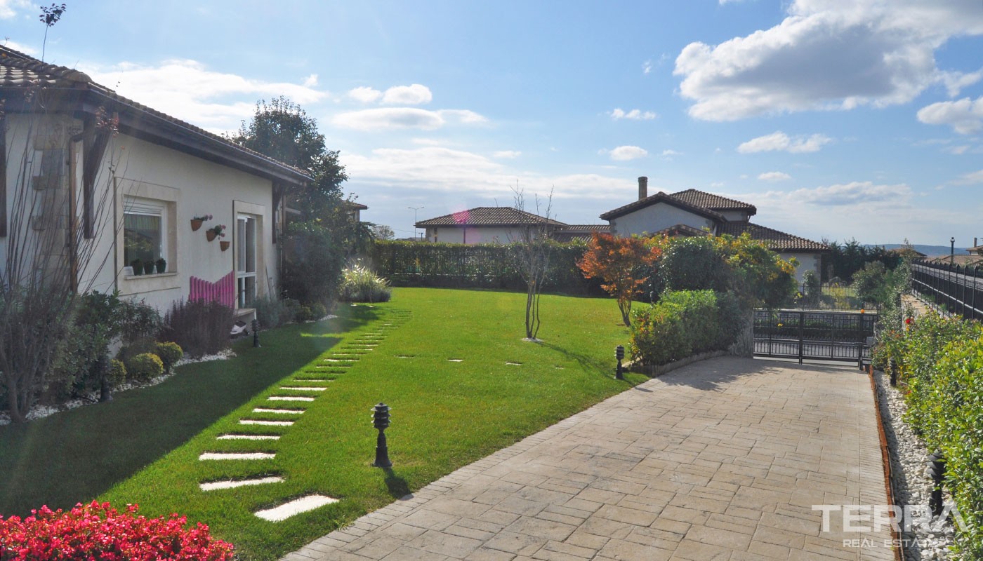 Luxury Villas with Private Pool in Istanbul Büyükçekmece - 23085