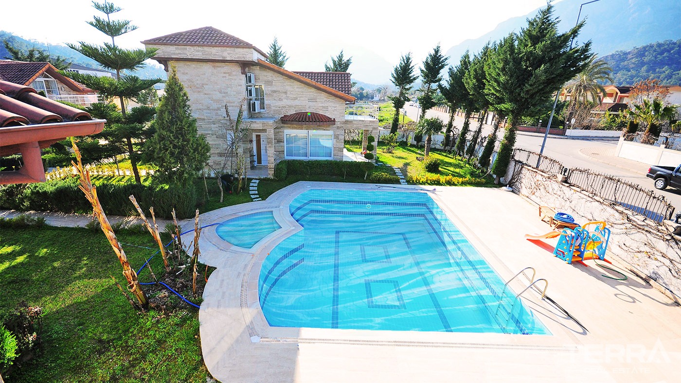 Spacious 3 Bedroom Villa for Sale in Kemer City Center - 25506