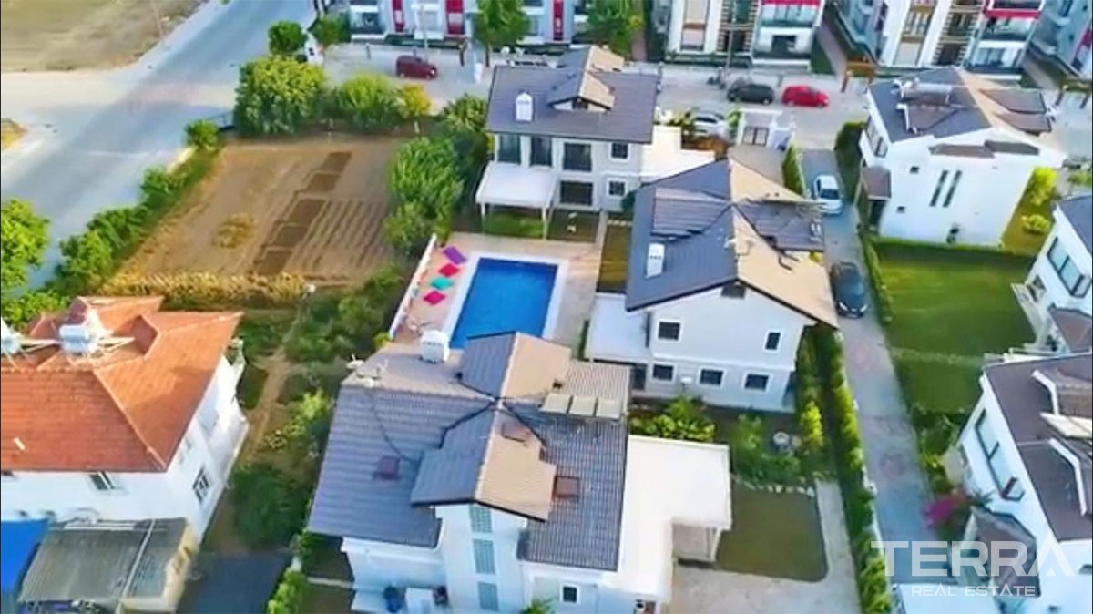 Villa de Luxe Avec 5 Chambres Piscine Commune à Fethiye Centre-Ville - 27811