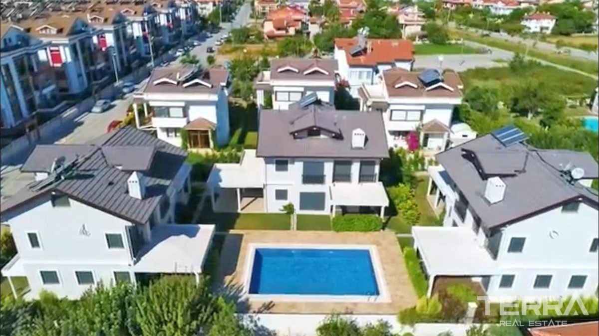 Villa de Luxe Avec 5 Chambres Piscine Commune à Fethiye Centre-Ville - 27813