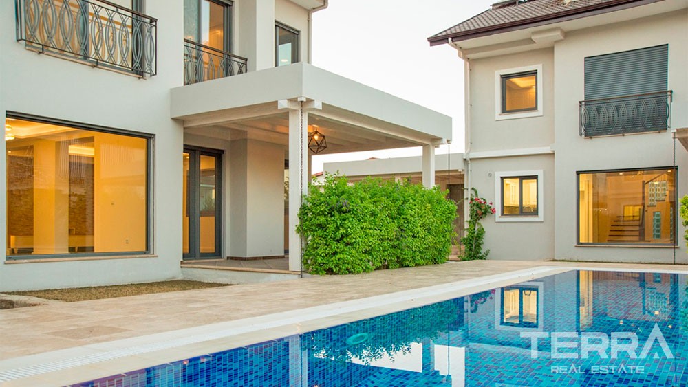 Villa de Luxe Avec 5 Chambres Piscine Commune à Fethiye Centre-Ville - 27818