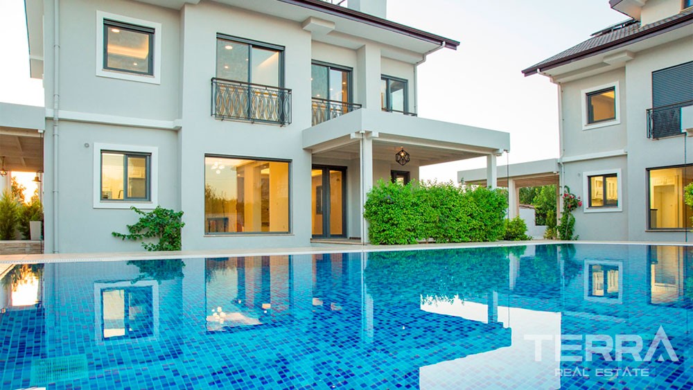 Villa de Luxe Avec 5 Chambres Piscine Commune à Fethiye Centre-Ville - 27819