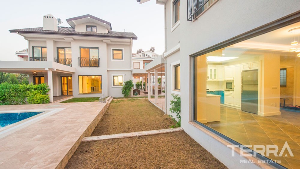 Villa de Luxe Avec 5 Chambres Piscine Commune à Fethiye Centre-Ville - 27822