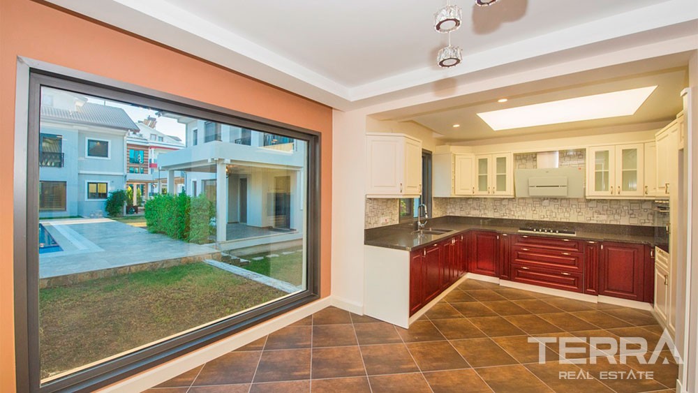 Villa de Luxe Avec 5 Chambres Piscine Commune à Fethiye Centre-Ville - 27832