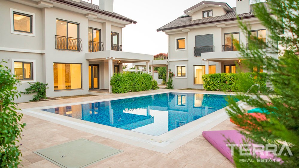 Villa de Luxe Avec 5 Chambres Piscine Commune à Fethiye Centre-Ville - 27845