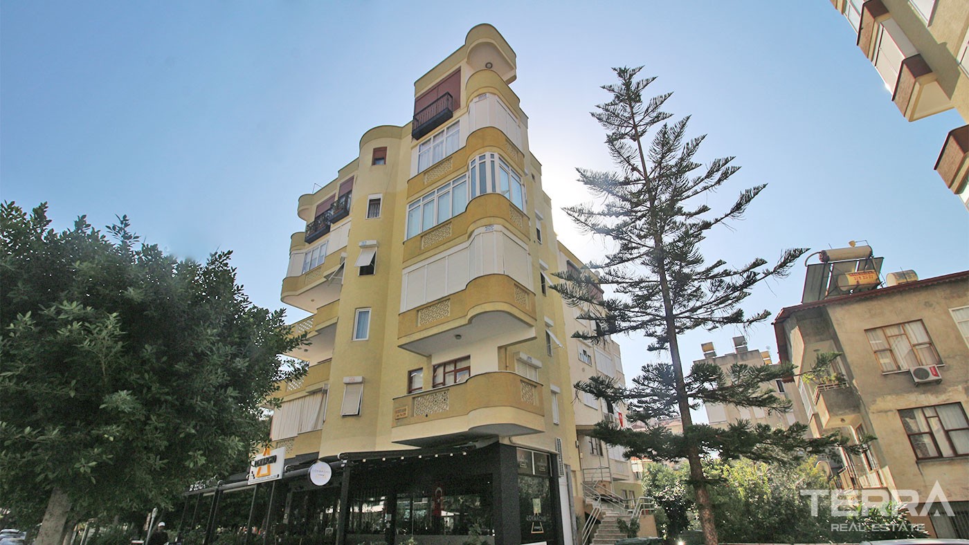 Location in AlanyaAuthentic Turkish Apartment for Sale at a Prime - 30765
