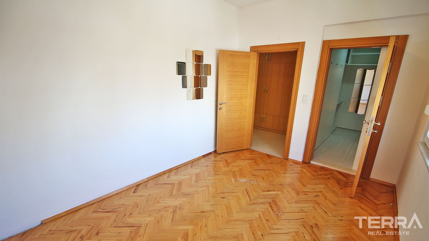Location in AlanyaAuthentic Turkish Apartment for Sale at a Prime - 30778