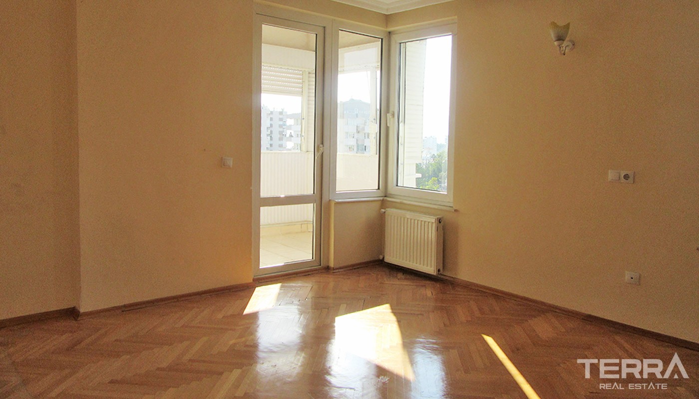 Seafront Antalya Apartment with Prime Location in Lara - 33401