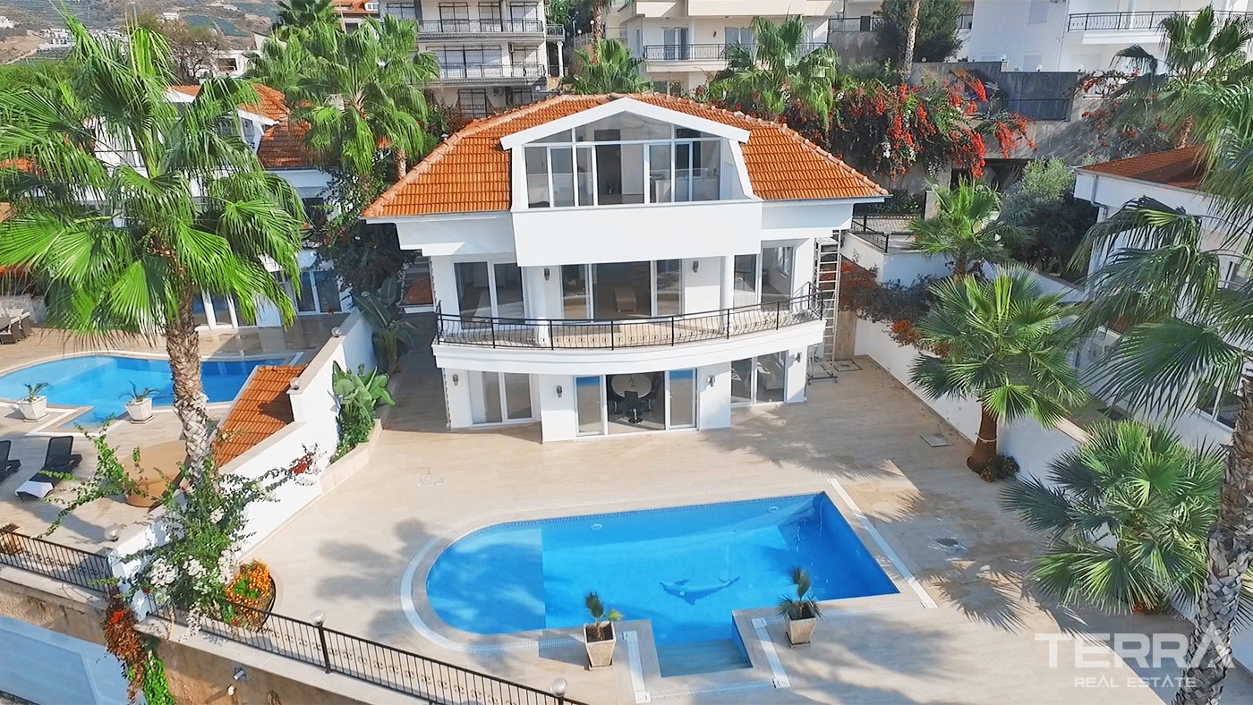 Alanya'da Özel Yüzme Havuzlu Deniz Manzaralı Lüks Villa