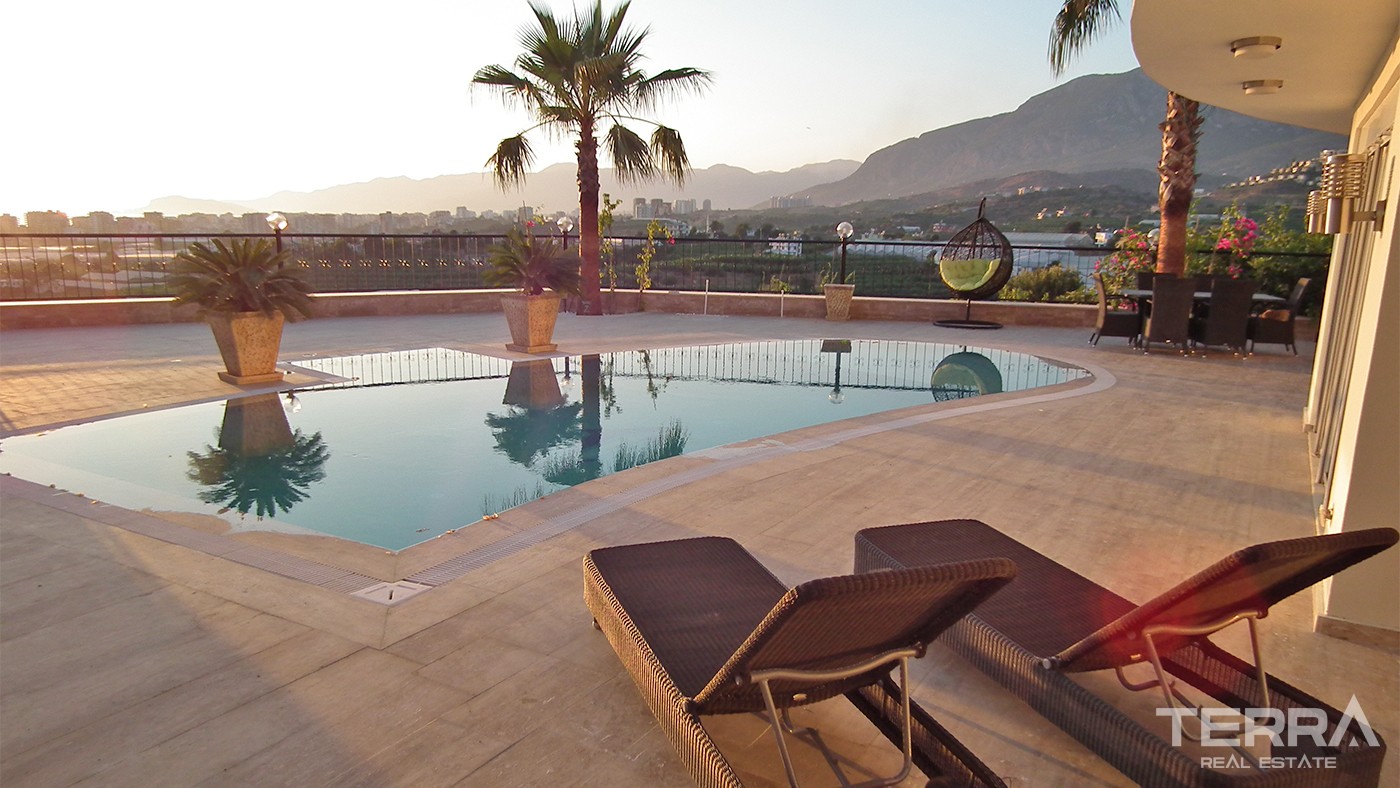 Luxury Villa Overlooking Mediterranean Sea and Castle in Alanya