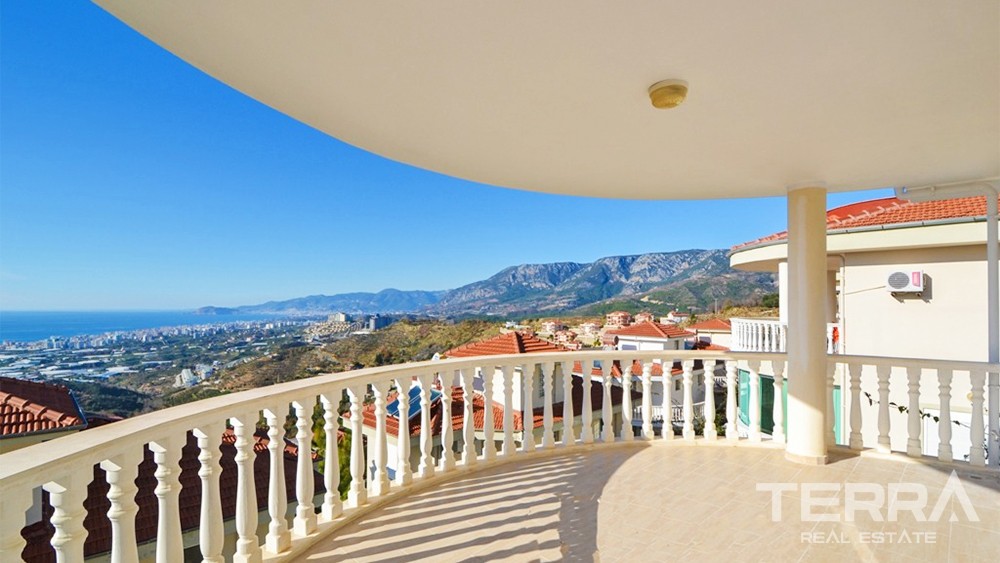 Voll möblierte freistehende Villa mit Panoramablick auf das Meer