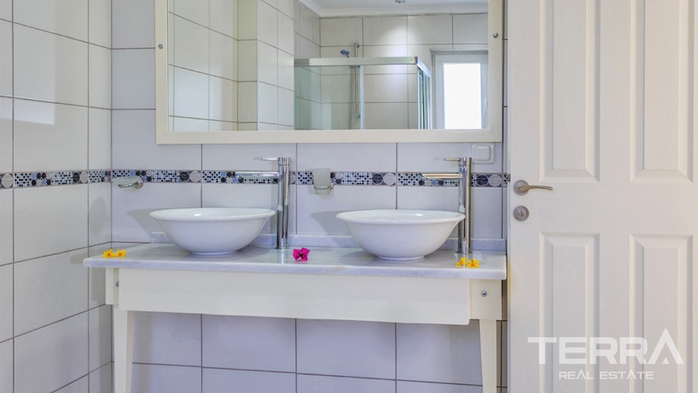 Elegant Villa with Spacious Garden and Private Pool in Fethiye Ovacık - 35374