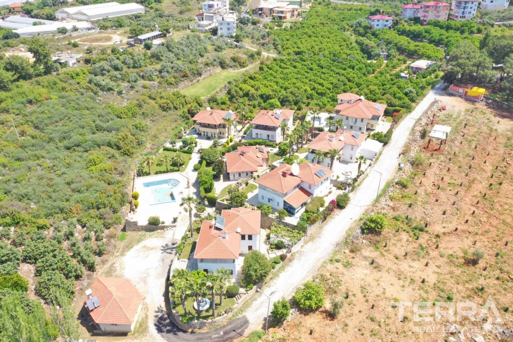 Remarkable Villa in the Development With Common-Use Pool in Oba - 38315
