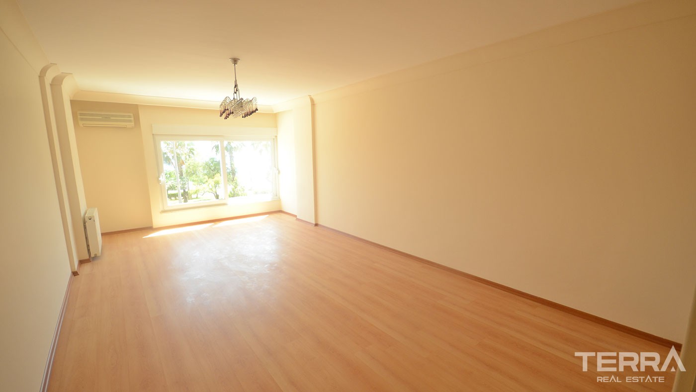 Seafront Family Apartment Facing Famous Cleopatra Beach in Alanya - 38775