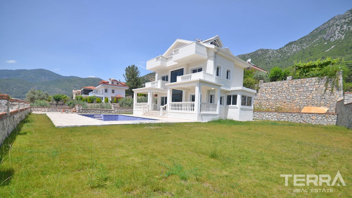 Moderne 4 Zimmer Villa mit Blick auf die Berge in Fethiye Üzümlü