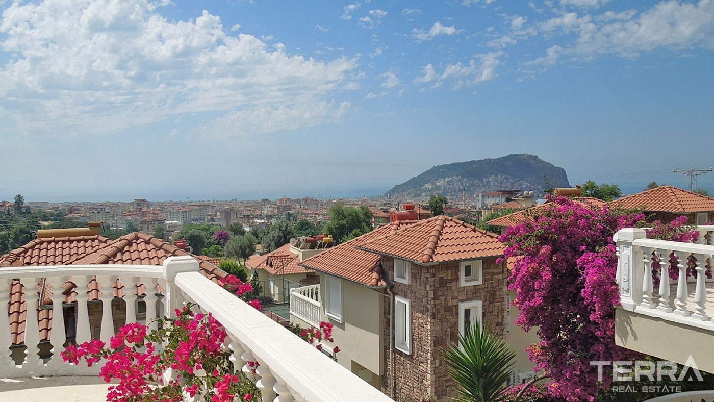 Sea View and Fully Equipped Detached Villa for Sale in Alanya Tepe