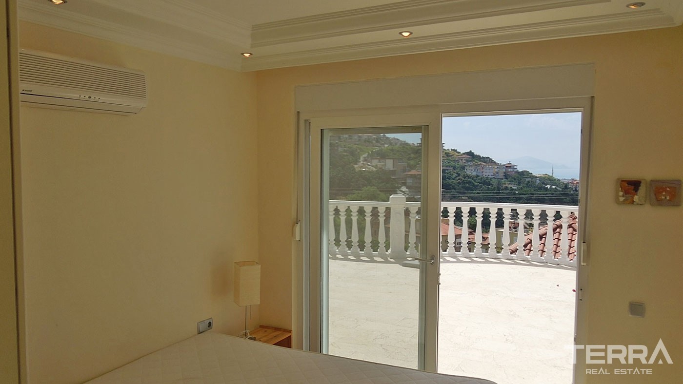 Sea View and Fully Equipped Detached Villa for Sale in Alanya Tepe - 40524