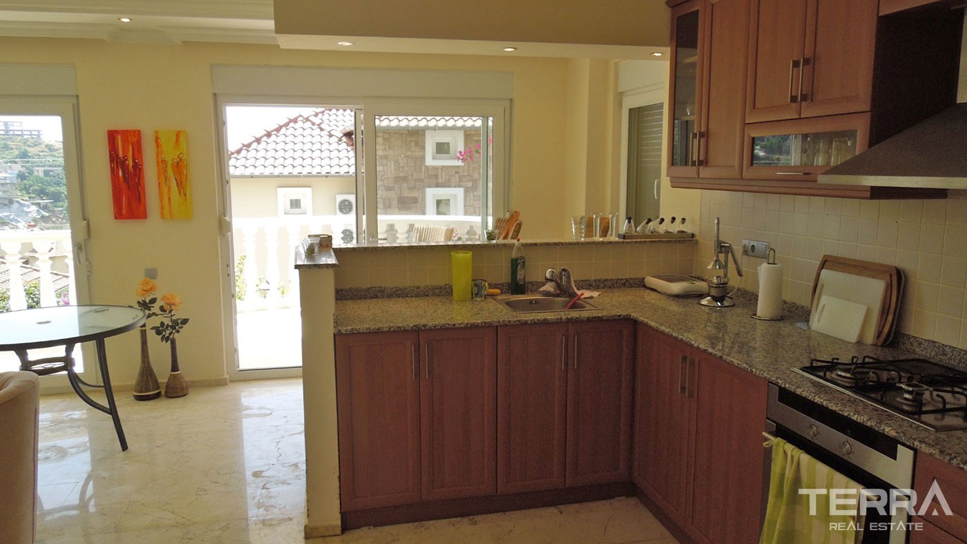 Sea View and Fully Equipped Detached Villa for Sale in Alanya Tepe - 40527