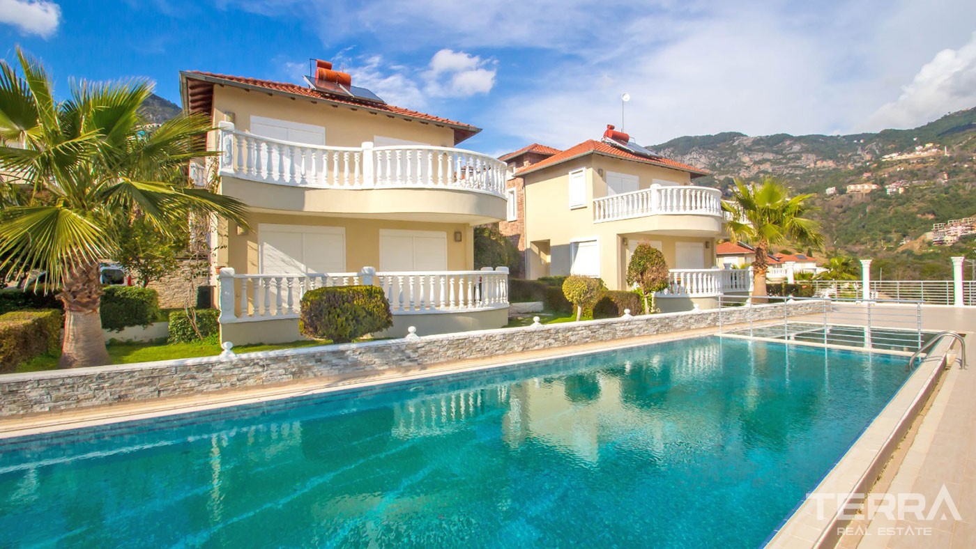 Sea View and Fully Equipped Detached Villa for Sale in Alanya Tepe - 40528