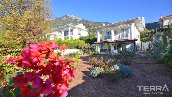 Prêt-à-Vivre Maison de 4 Pièces Offrant Belle Vue Montagne à Fethiye