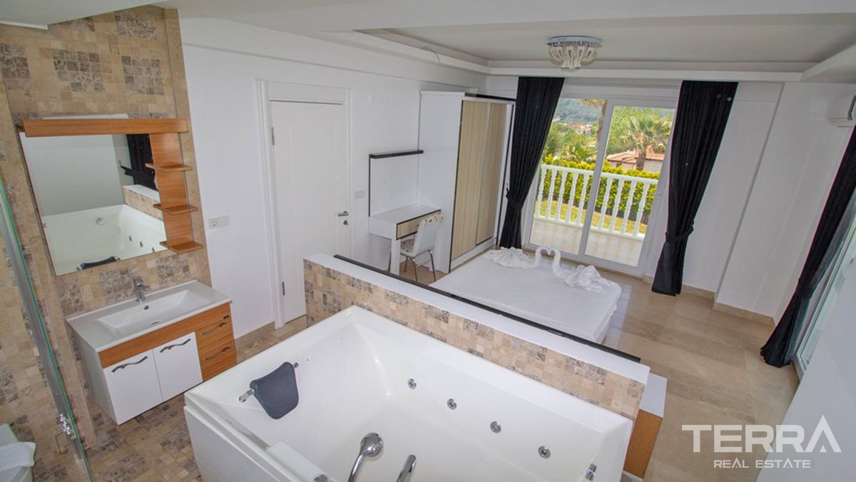 Grande Villa Avec Piscine Privée à Hisarönü Dans un Secteur Recherché - 42227