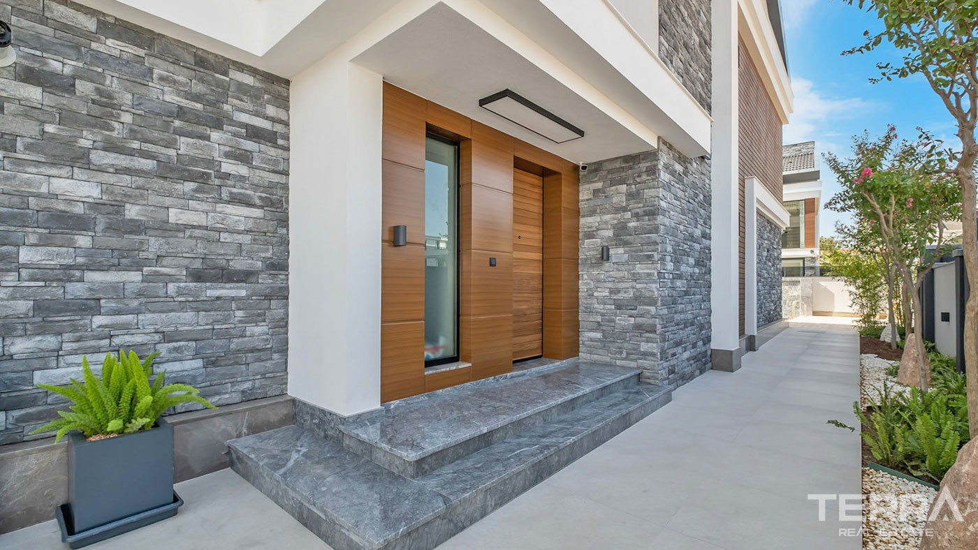 Belle Villa Individuelle Avec Cinq Chambres à Vendre à Antalya Lara - 59351