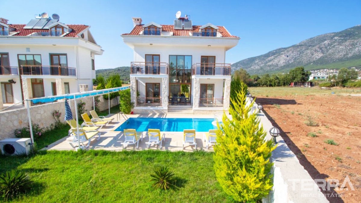 Villa de Quatre Chambre à Vendre avec Jardin Privé à Hisarönü Fethiye