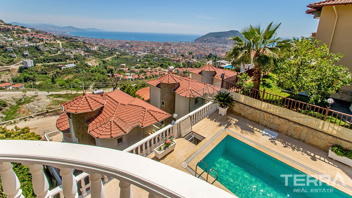 Amazing Sea-View Villa with a Swimming Pool for Sale in Alanya Tepe - 50686