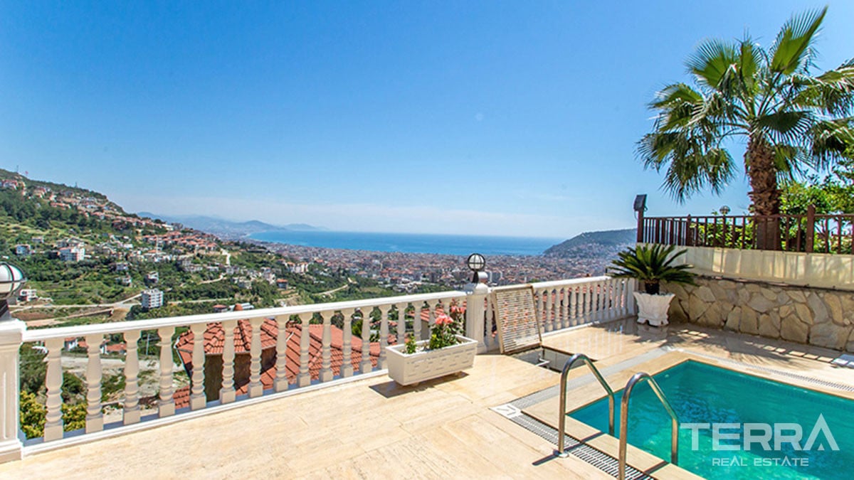 Amazing Sea-View Villa with a Swimming Pool for Sale in Alanya Tepe