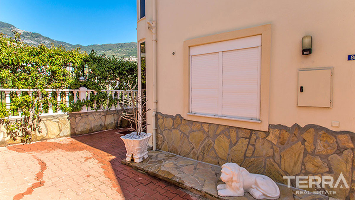 Amazing Sea-View Villa with a Swimming Pool for Sale in Alanya Tepe - 50696