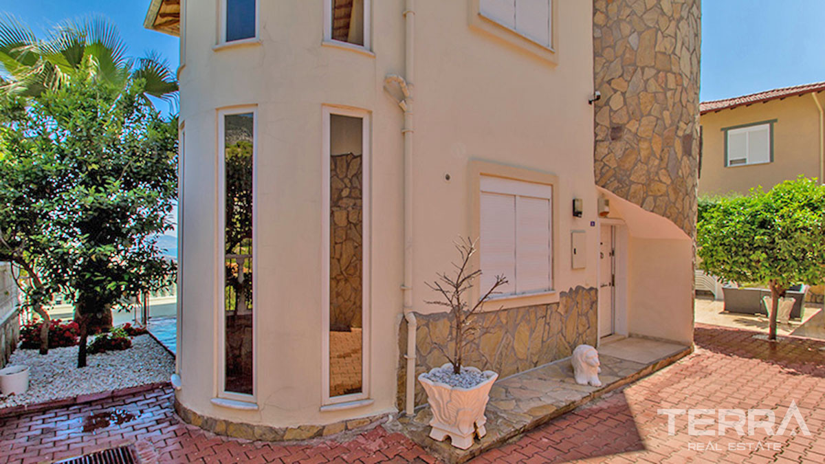 Amazing Sea-View Villa with a Swimming Pool for Sale in Alanya Tepe - 50697