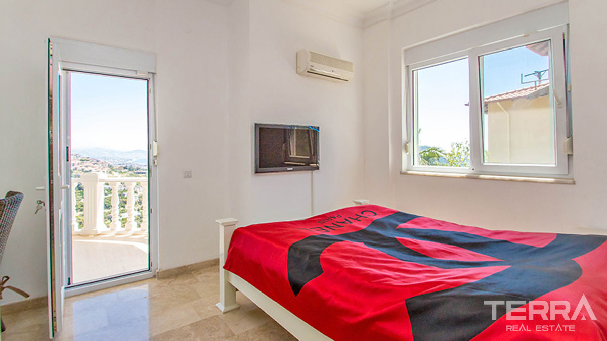 Amazing Sea-View Villa with a Swimming Pool for Sale in Alanya Tepe - 50702
