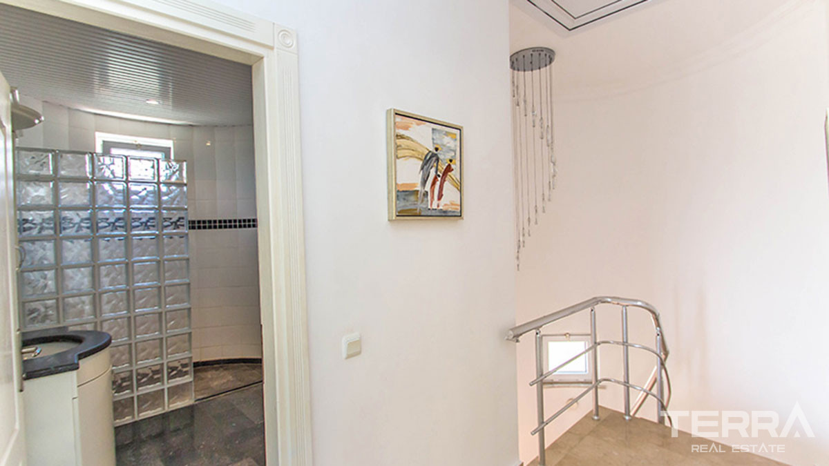 Amazing Sea-View Villa with a Swimming Pool for Sale in Alanya Tepe - 50703