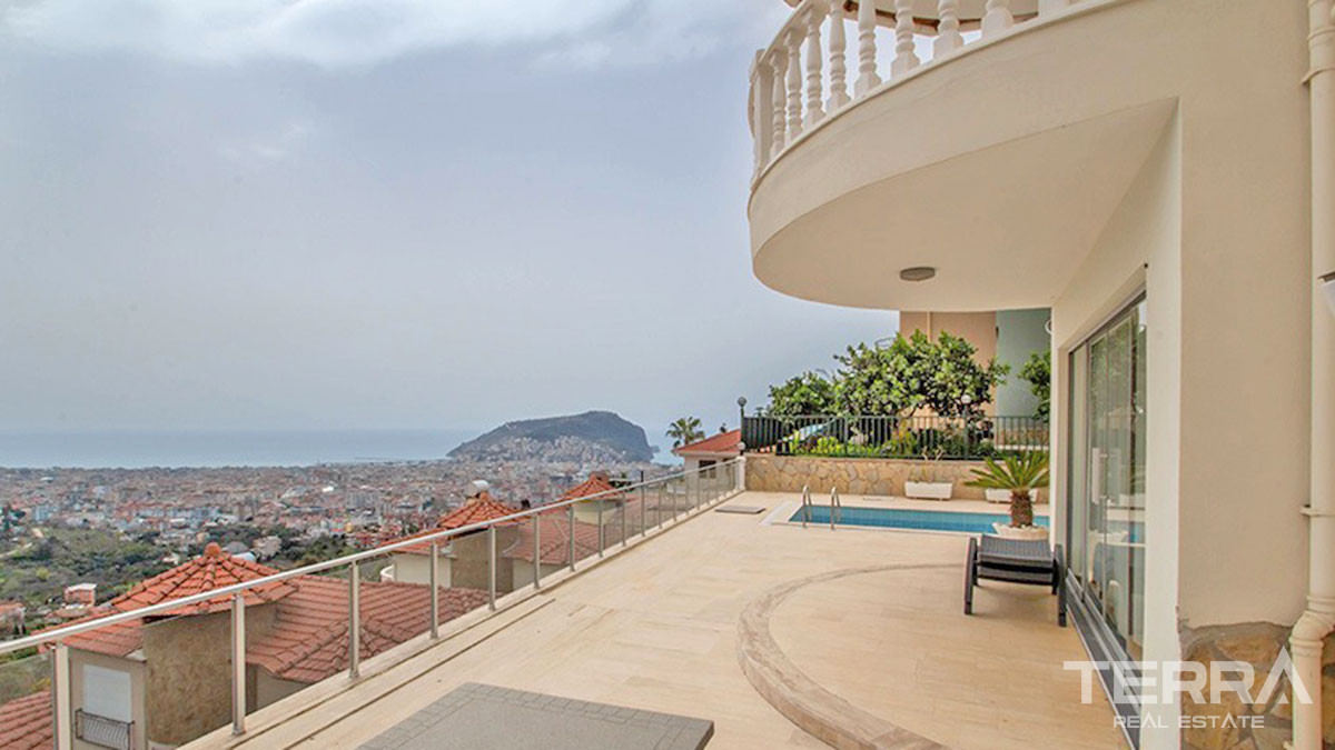 Amazing Sea-View Villa with a Swimming Pool for Sale in Alanya Tepe - 53630