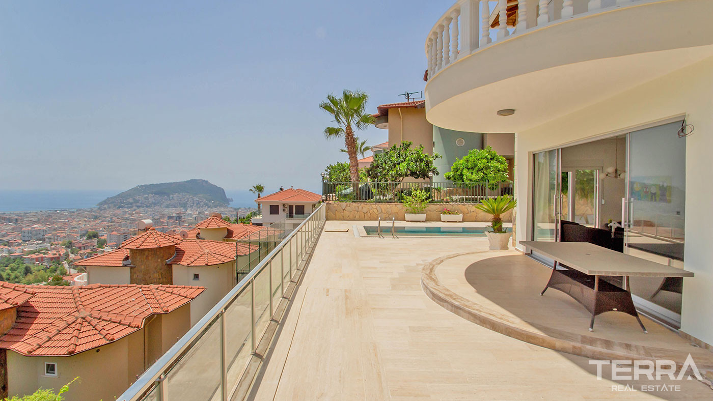 Amazing Sea-View Villa with a Swimming Pool for Sale in Alanya Tepe - 53631