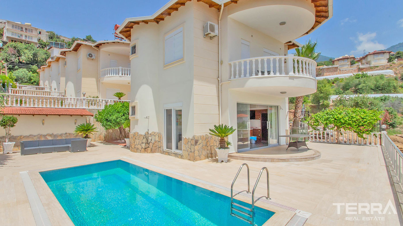 Amazing Sea-View Villa with a Swimming Pool for Sale in Alanya Tepe - 53633