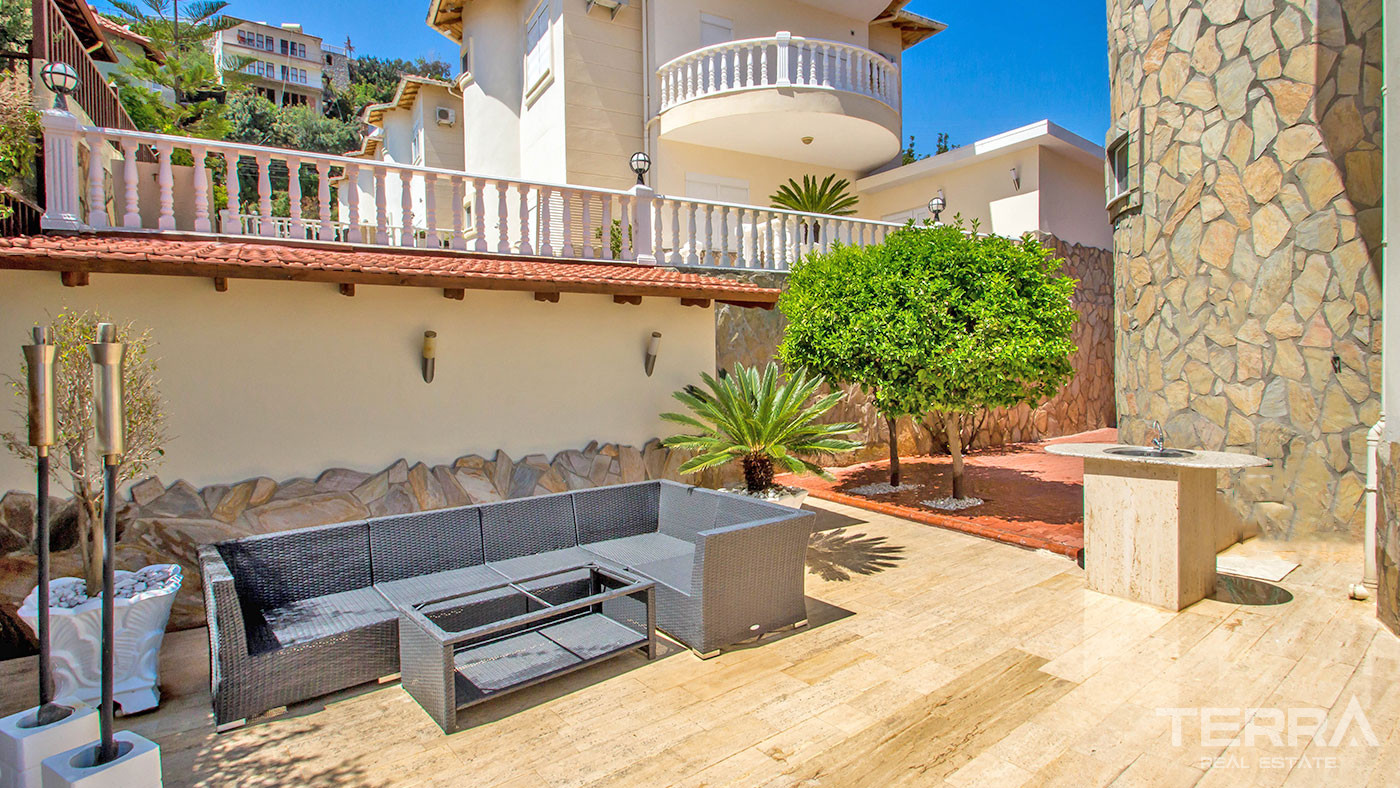 Amazing Sea-View Villa with a Swimming Pool for Sale in Alanya Tepe - 53635