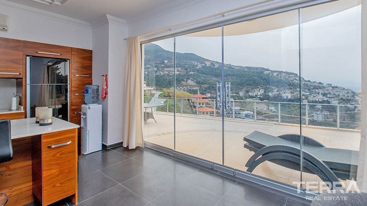 Amazing Sea-View Villa with a Swimming Pool for Sale in Alanya Tepe - 53636