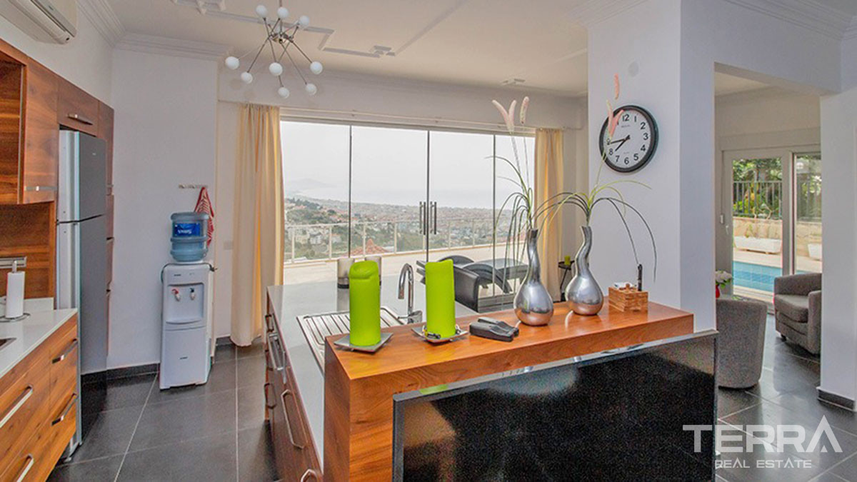 Amazing Sea-View Villa with a Swimming Pool for Sale in Alanya Tepe - 53637