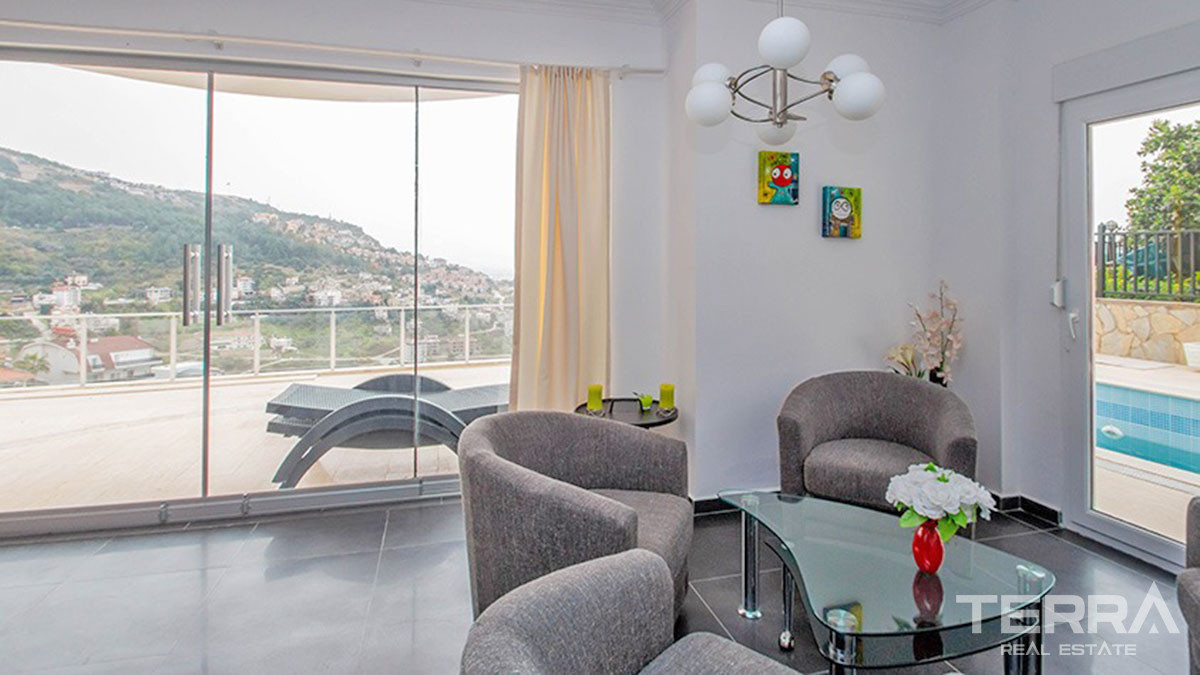 Amazing Sea-View Villa with a Swimming Pool for Sale in Alanya Tepe - 53640