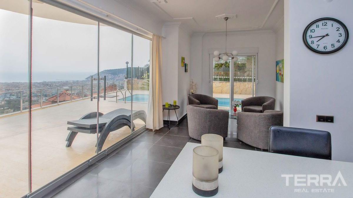 Amazing Sea-View Villa with a Swimming Pool for Sale in Alanya Tepe - 53642