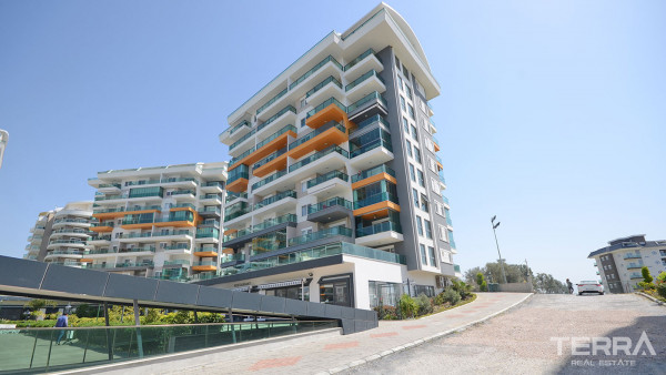 Gaveltrea med Inglasad Balkong i Populära Olive Garden Avsallar Alanya