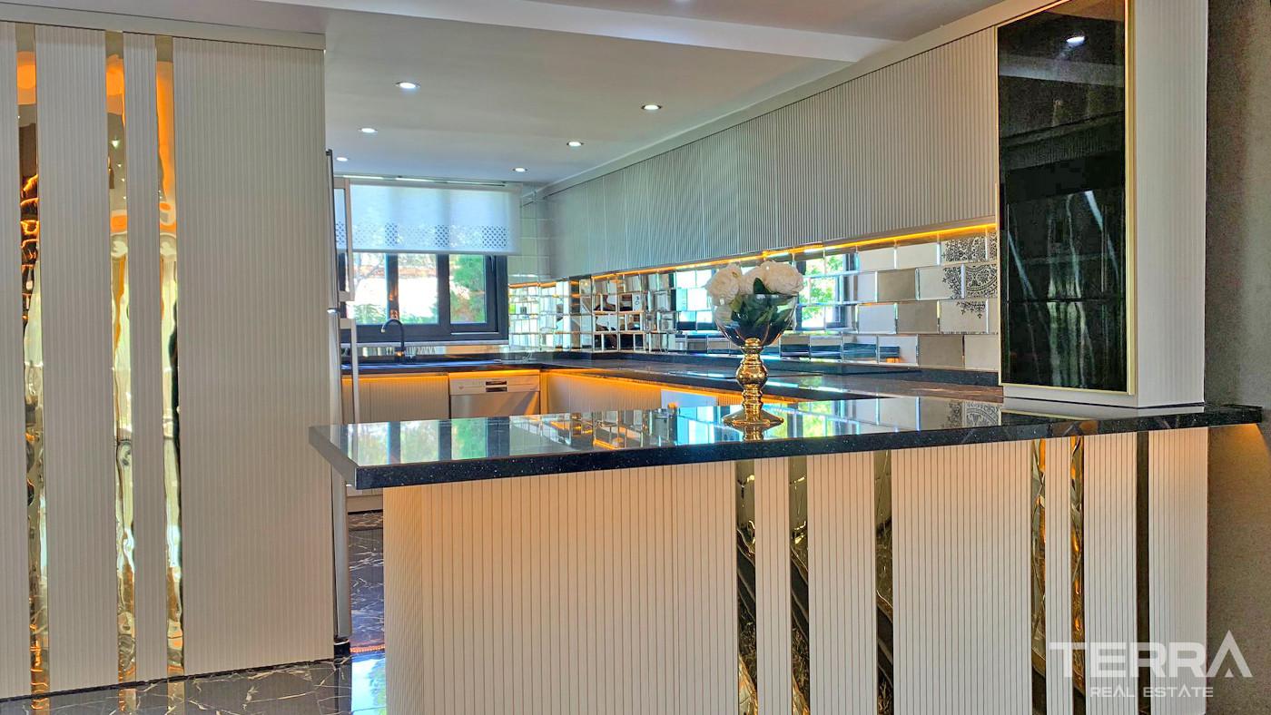 Alanya Konaklı'da Denize Sıfır Tamamen Yenilenmiş Villa - 55901