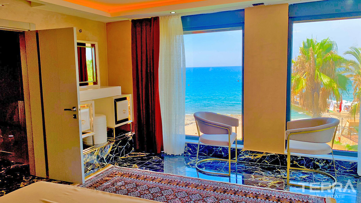 Alanya Konaklı'da Denize Sıfır Tamamen Yenilenmiş Villa - 55918